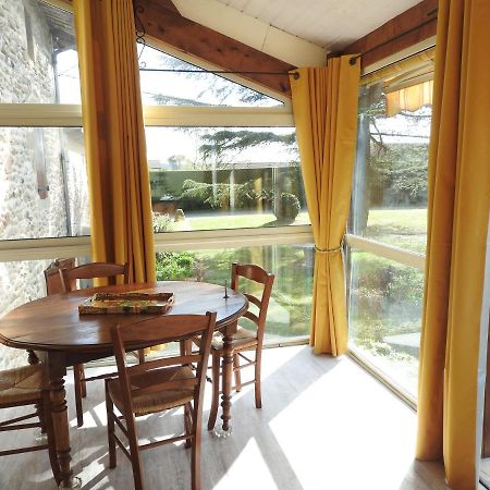 Gite De La Pierre Verte Saint-Lattier Kültér fotó