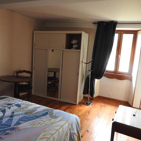 Gite De La Pierre Verte Saint-Lattier Kültér fotó
