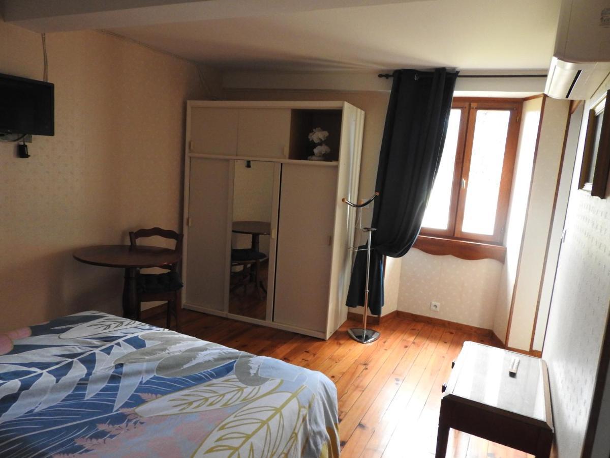 Gite De La Pierre Verte Saint-Lattier Kültér fotó