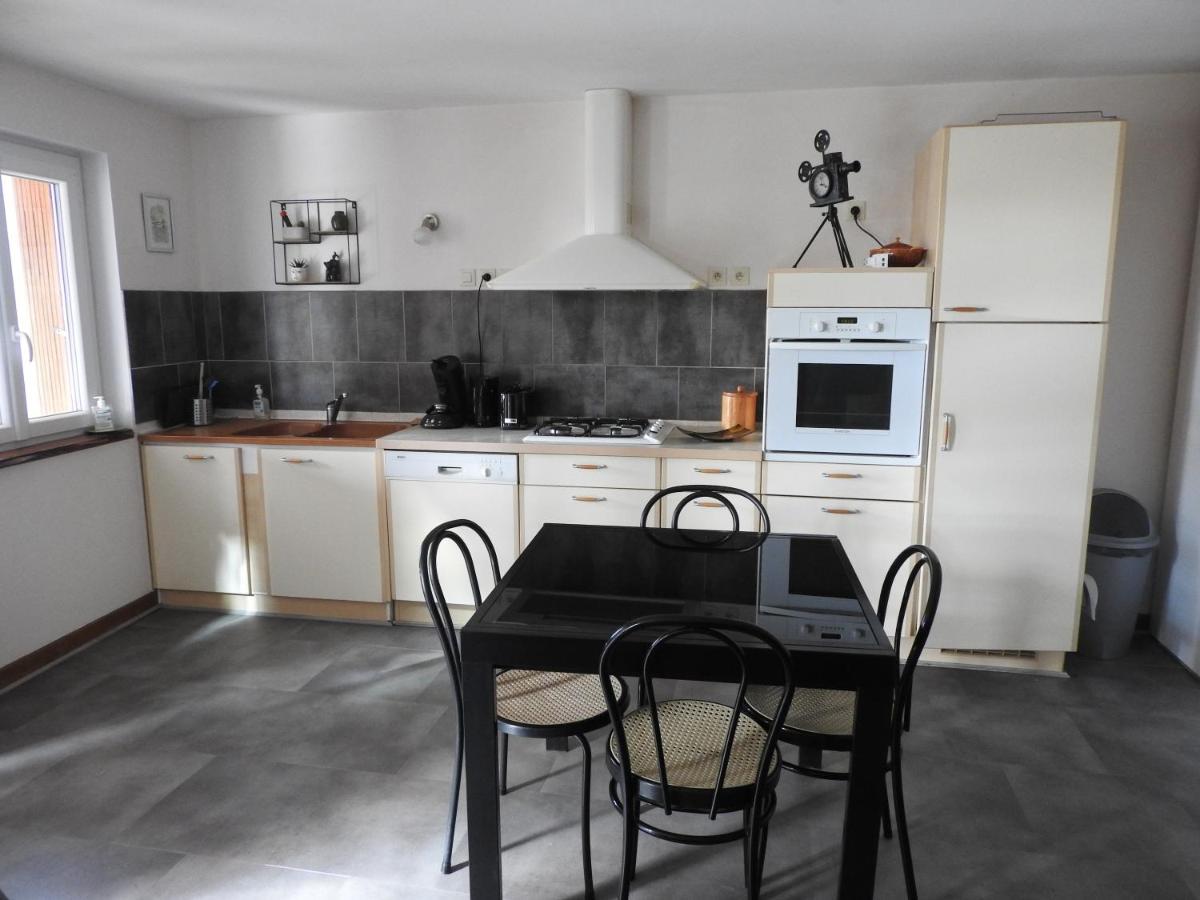 Gite De La Pierre Verte Saint-Lattier Kültér fotó
